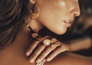 How to Choose the Perfect Gold and Silver Jewelry for Your Skin Tone