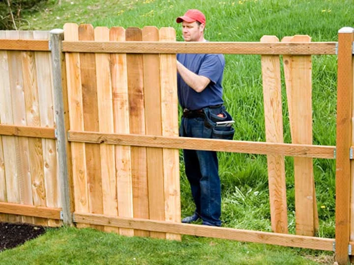 The Benefits of Hiring Professional Wood Fence Services